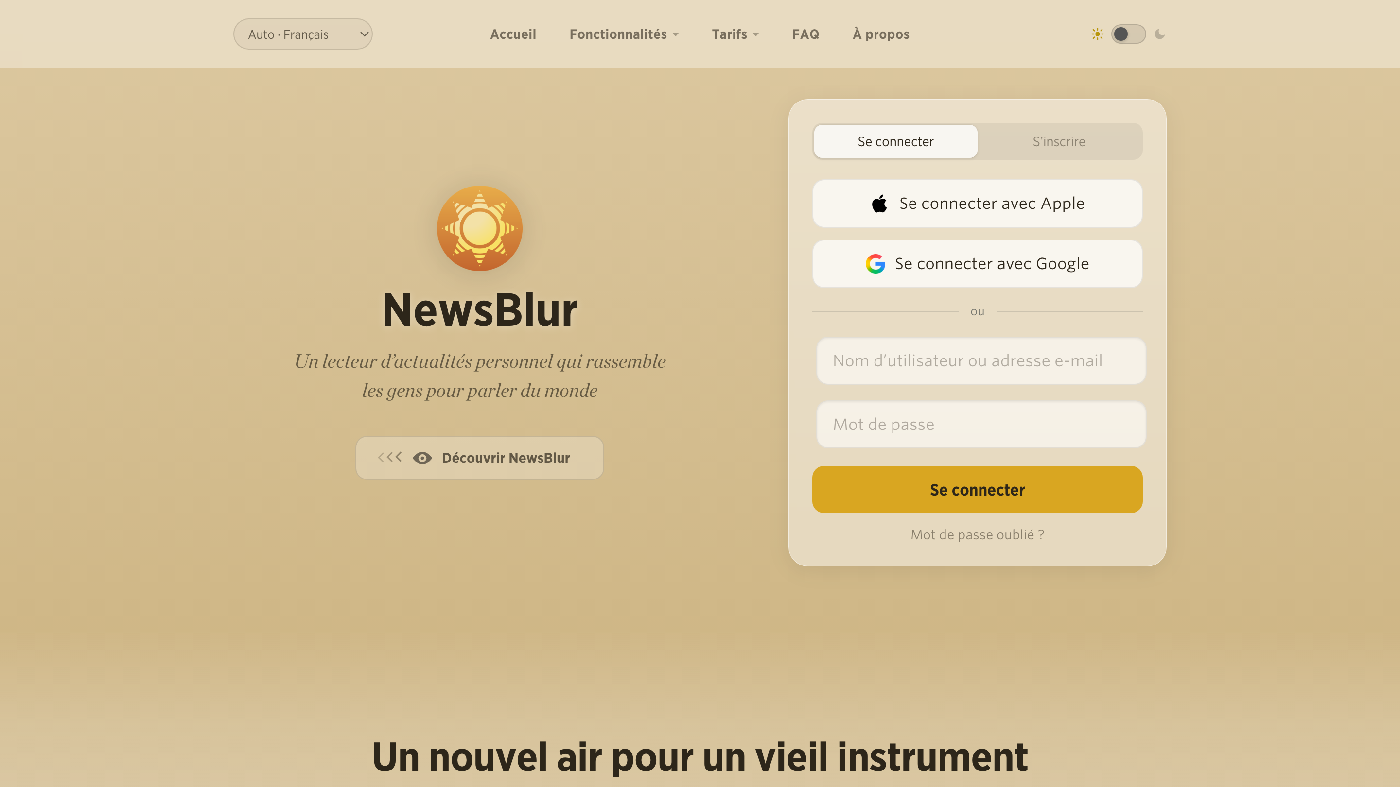 The NewsBlur home page in French, with the language menu at the top left set to Auto, Français